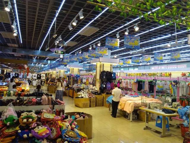 八鋼首家服裝批發城迎父親節，男士進店有禮驚喜不斷